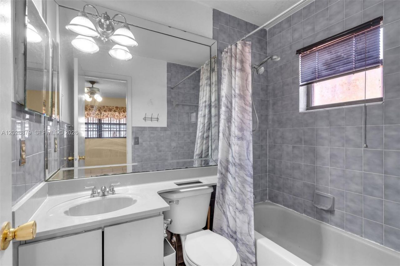 8805 NW 114th Ter, Hialeah Gardens, FL 33018 Photo