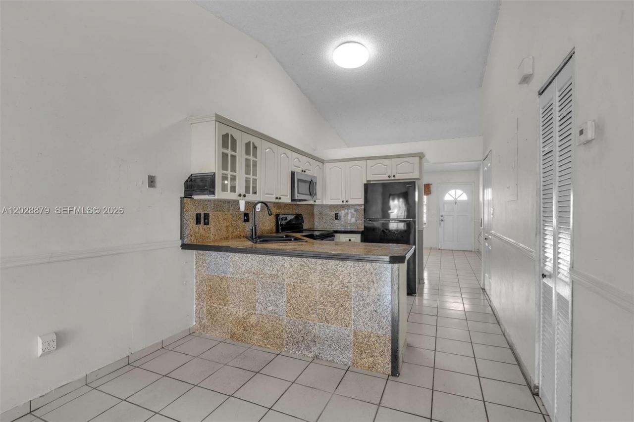8805 NW 114th Ter, Hialeah Gardens, FL 33018 Photo