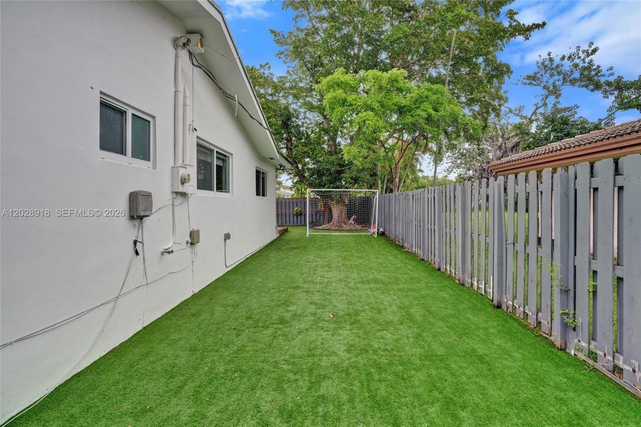 18641 NE 21st Ave, Miami, FL 33179 Photo