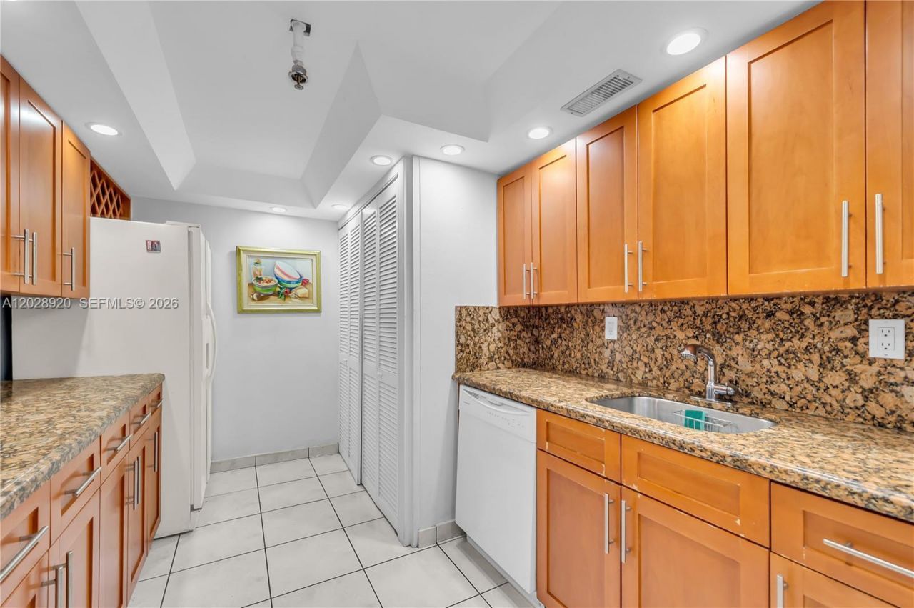 3200 Collins Ave , Unit 12-8, Miami Beach, FL 33140 Photo