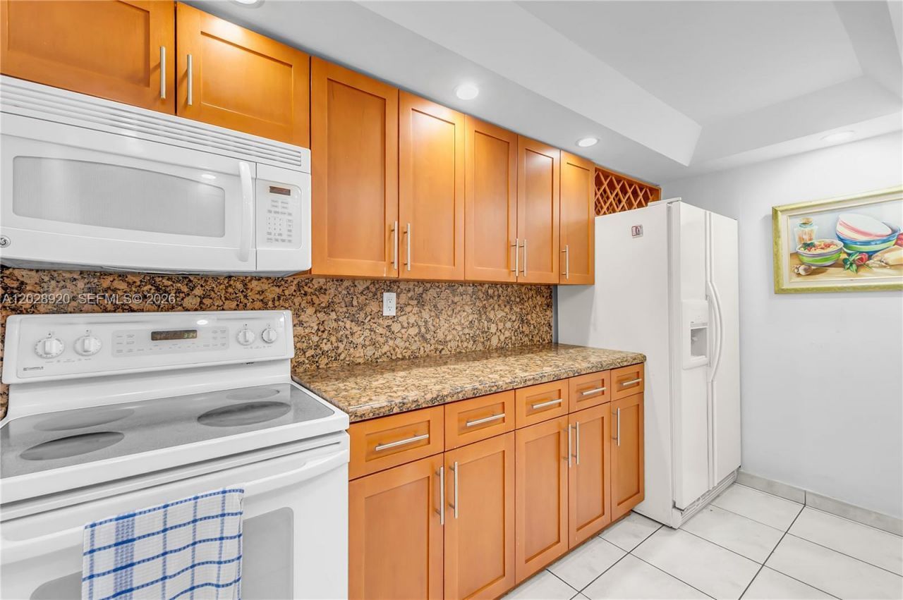 3200 Collins Ave , Unit 12-8, Miami Beach, FL 33140 Photo