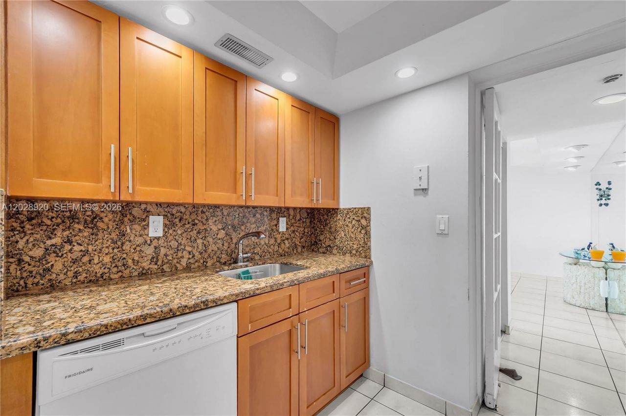 3200 Collins Ave , Unit 12-8, Miami Beach, FL 33140 Photo