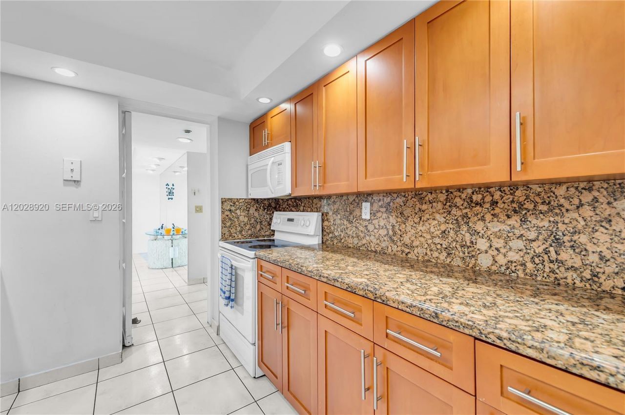 3200 Collins Ave , Unit 12-8, Miami Beach, FL 33140 Photo