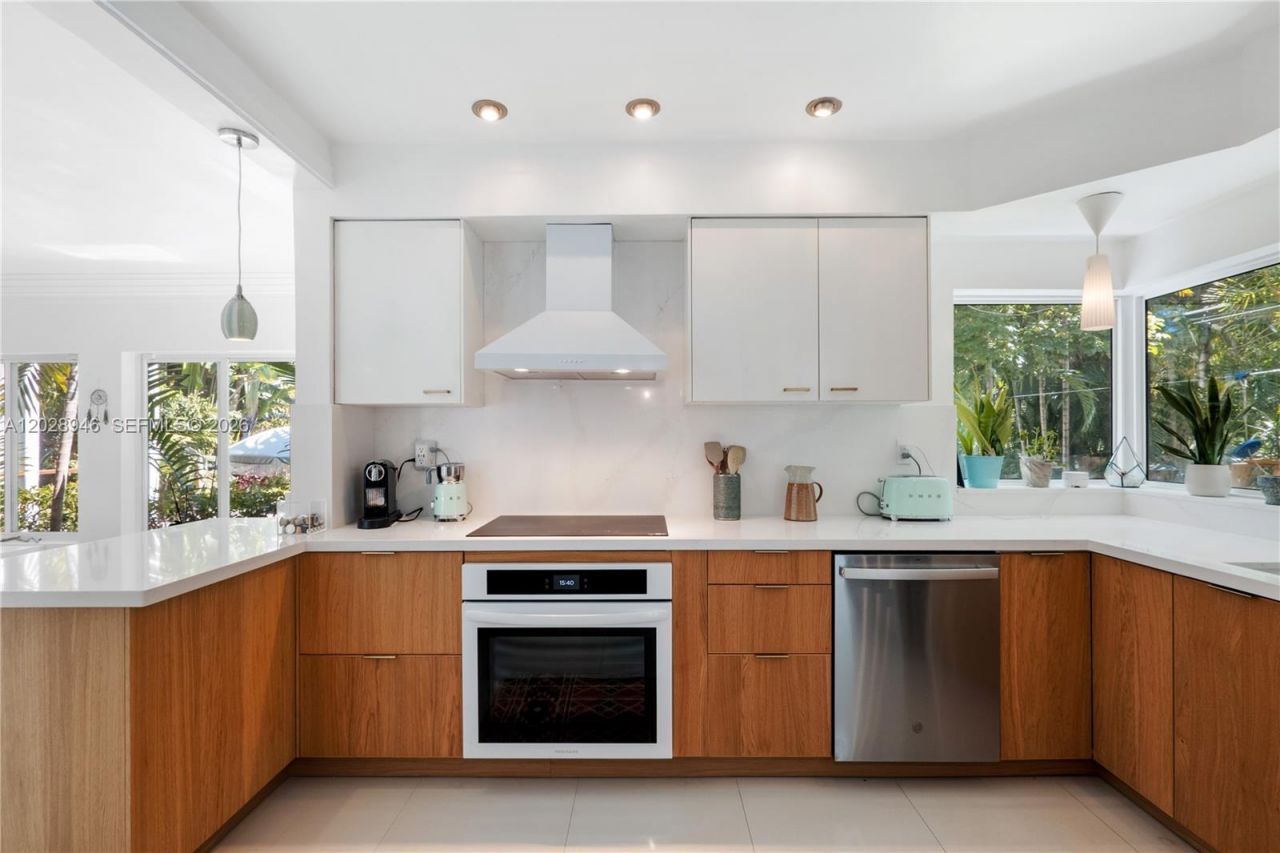 528 NE 72nd St , Miami, FL 33138 Photo
