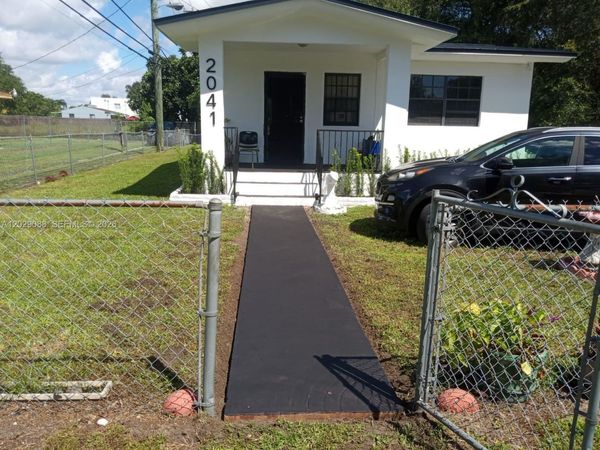 2041 NW 100th St , Miami, FL 33147