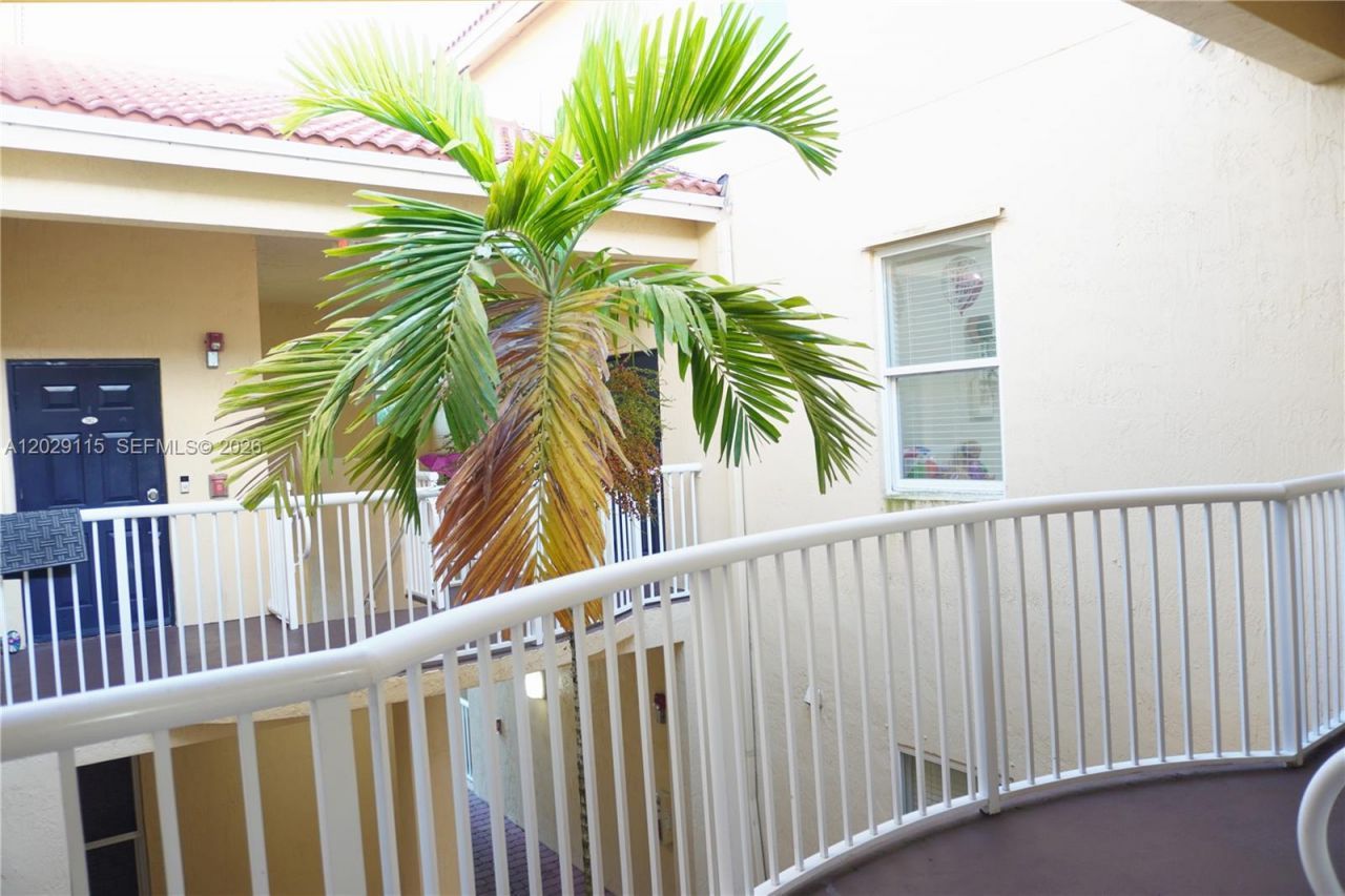 130 Jacaranda Country Club Dr, Unit 203, Plantation, FL 33324 Photo