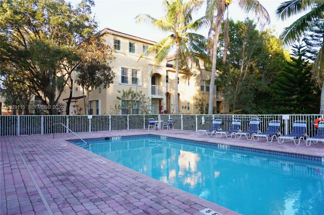 130 Jacaranda Country Club Dr, Unit 203, Plantation, FL 33324 Photo