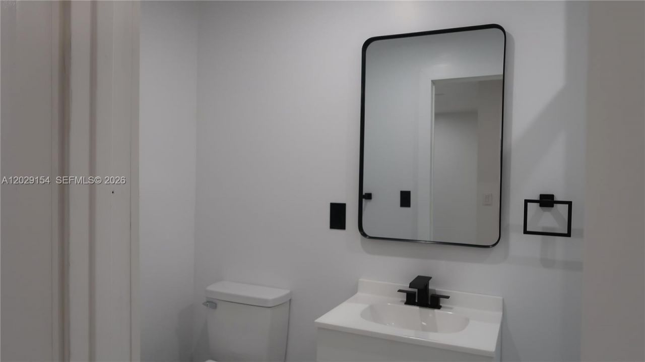 8220 NW 199th St , Unit 1, Hialeah, FL 33015 Photo