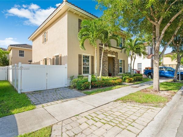 16946 SW 90th Terrace Circle , Miami, FL 33196