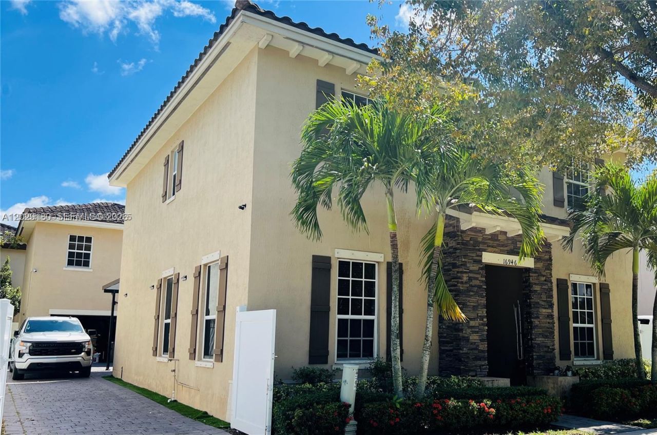 16946 SW 90th Terrace Circle , Miami, FL 33196 Photo
