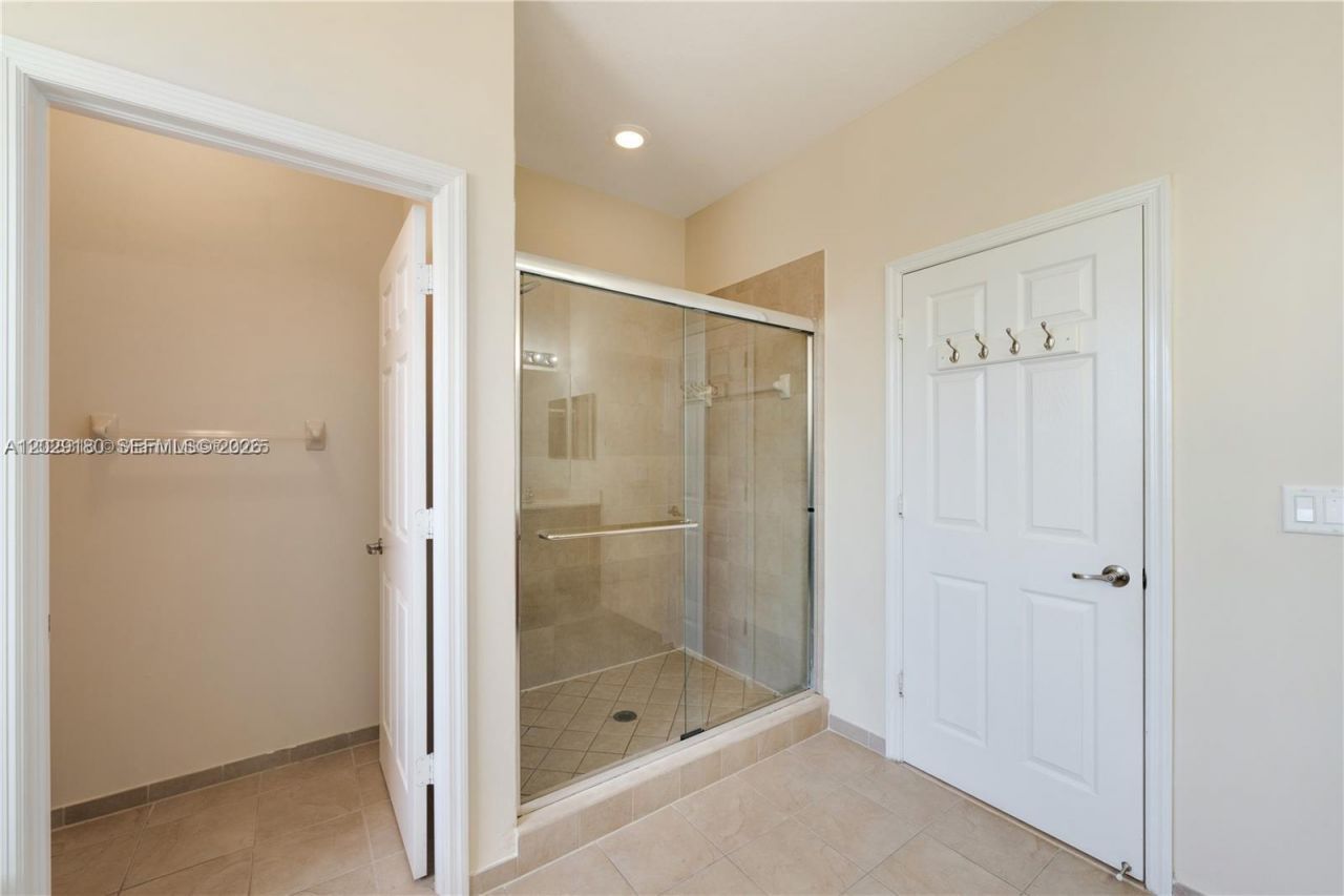16946 SW 90th Terrace Circle , Miami, FL 33196 Photo
