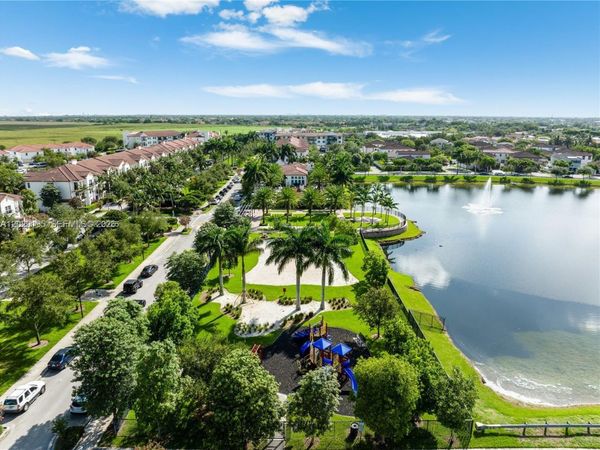 16946 SW 90th Terrace Circle , Miami, FL 33196