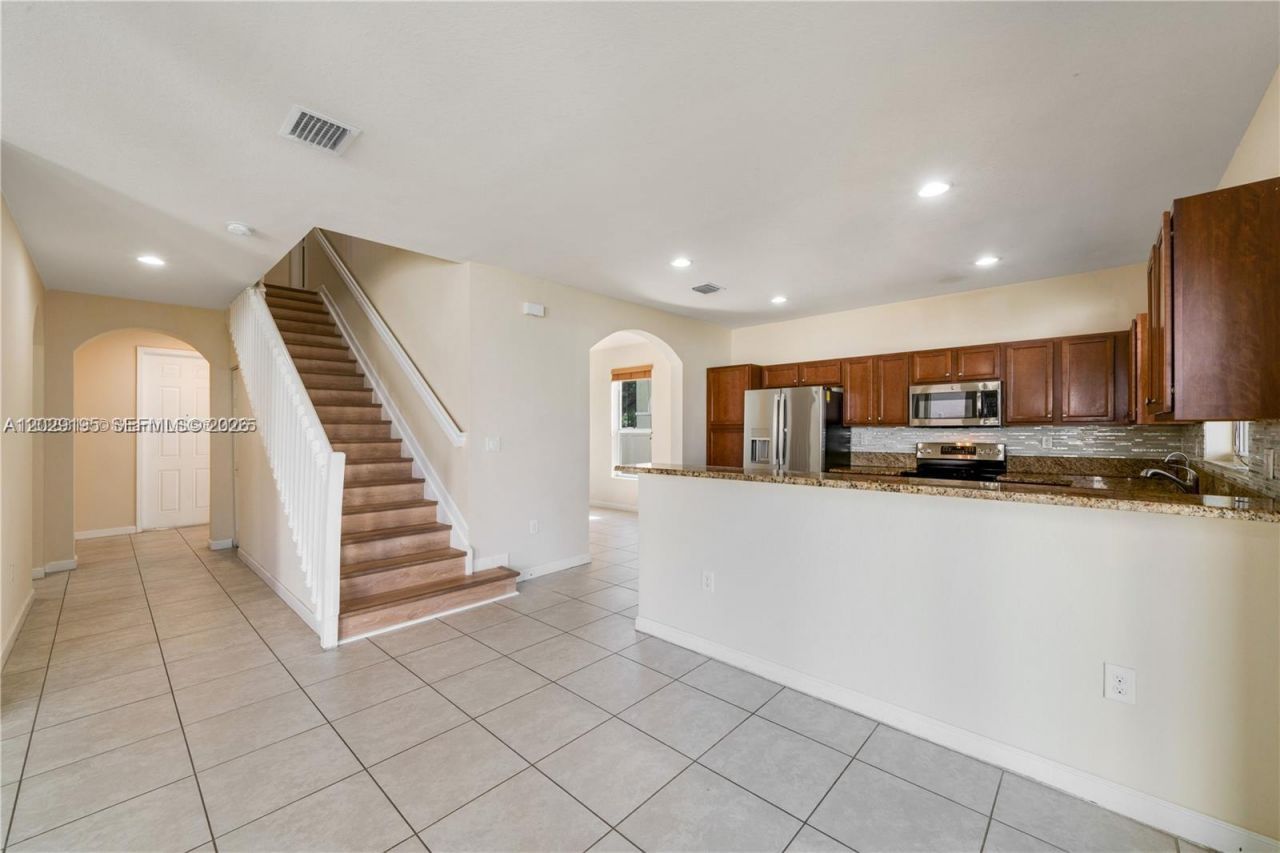 16946 SW 90th Terrace Circle , Miami, FL 33196 Photo