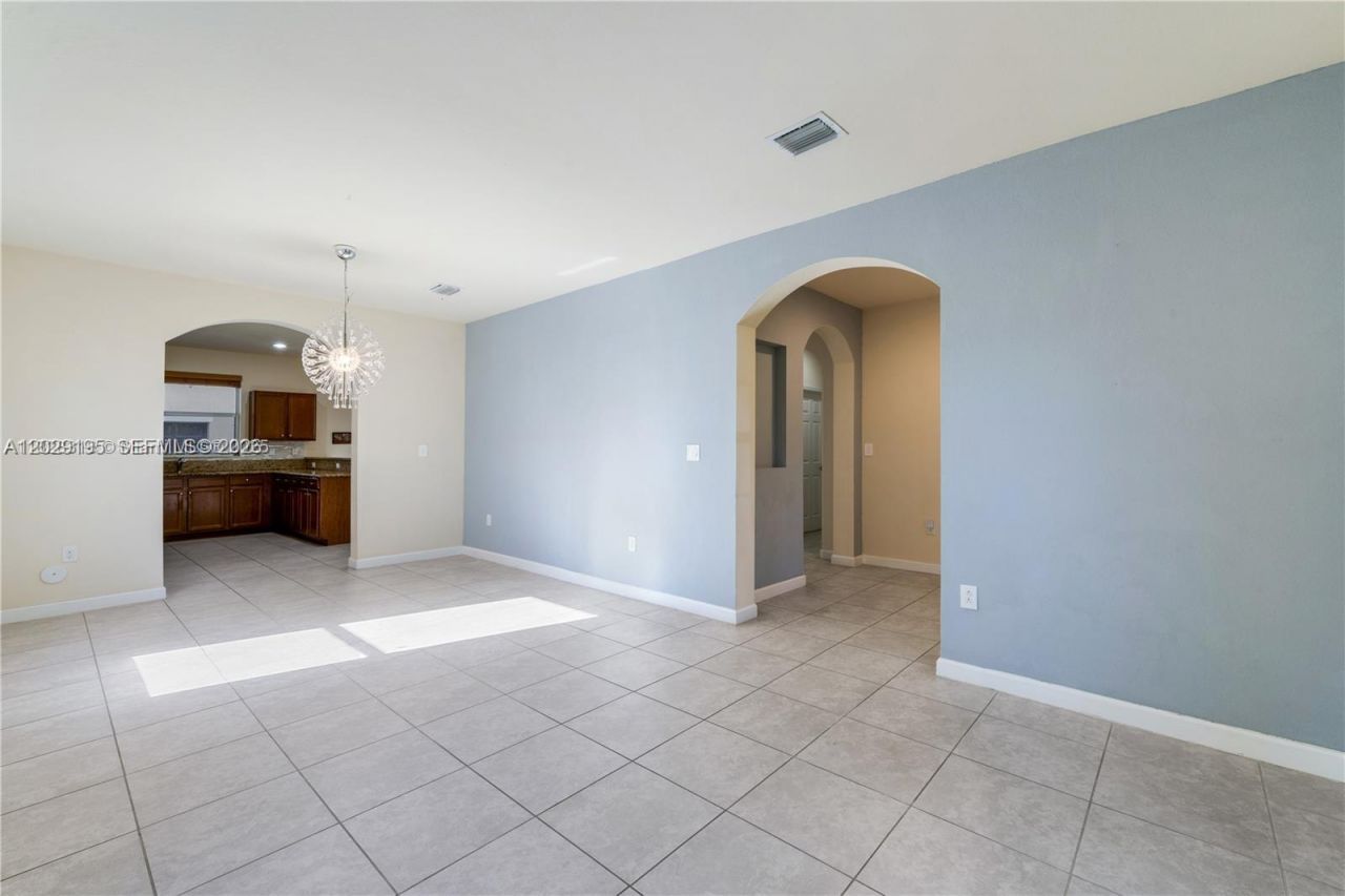 16946 SW 90th Terrace Circle , Miami, FL 33196 Photo