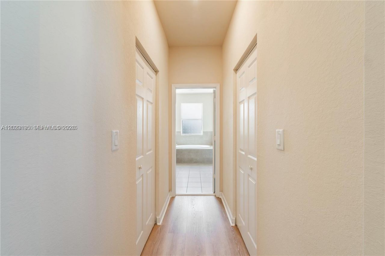 16946 SW 90th Terrace Circle , Miami, FL 33196 Photo