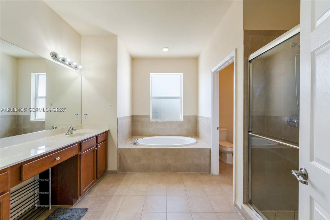 16946 SW 90th Terrace Circle , Miami, FL 33196 Photo