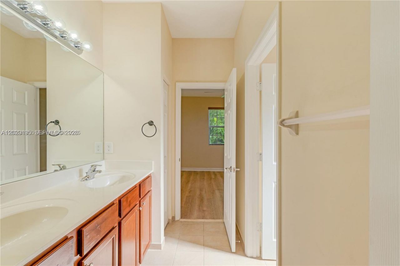 16946 SW 90th Terrace Circle , Miami, FL 33196 Photo