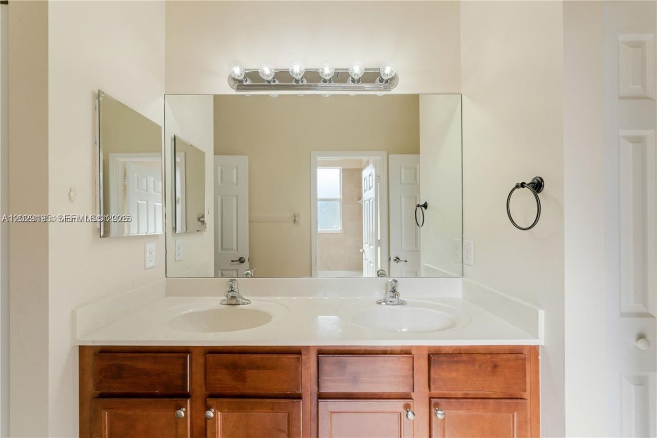16946 SW 90th Terrace Circle , Miami, FL 33196 Photo