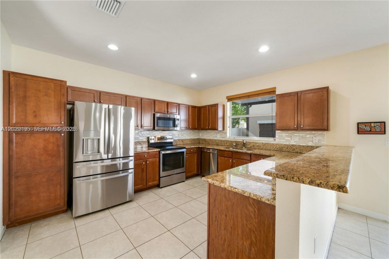16946 SW 90th Terrace Circle , Miami, FL 33196 Photo
