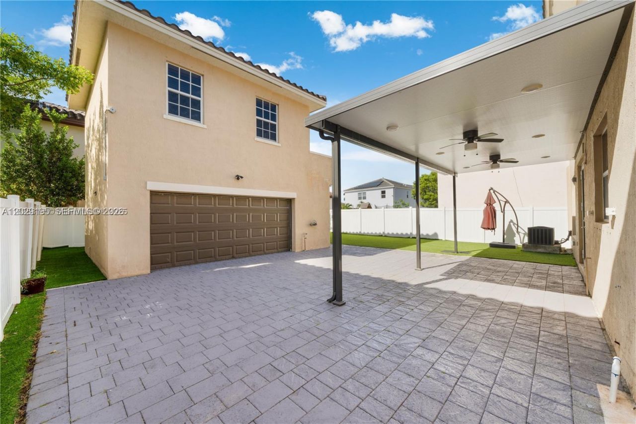 16946 SW 90th Terrace Circle , Miami, FL 33196 Photo