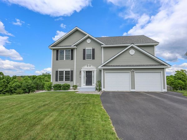 142 Brookview Drive, Hooksett, NH 03106