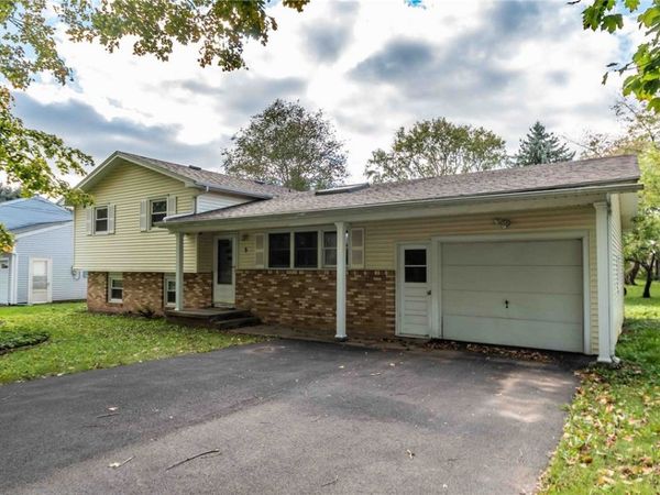 5 Adeane Drive W, Rochester, NY 14624