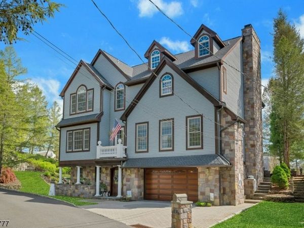 10 Oakdale Ave, Hopatcong, NJ 07821