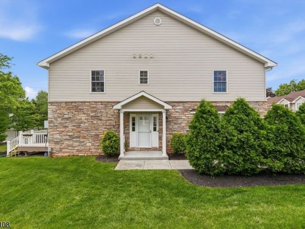41 Harvey Ct, Clark, NJ 07066