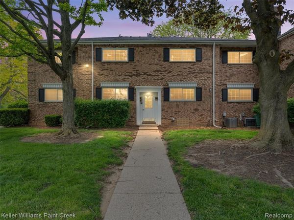 685 E Fox Hills Drive , Bloomfield Hills, MI 48304