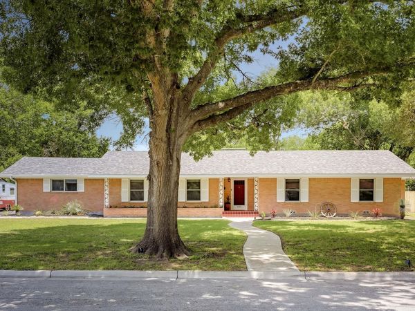 1215 W Live Oak ST, Lockhart, TX 78644