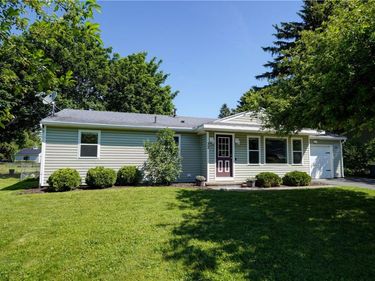 32 New Gate Drive , Henrietta, NY 14467