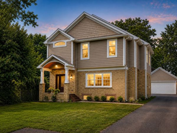 130 W Ellis Avenue , Libertyville, IL 60048