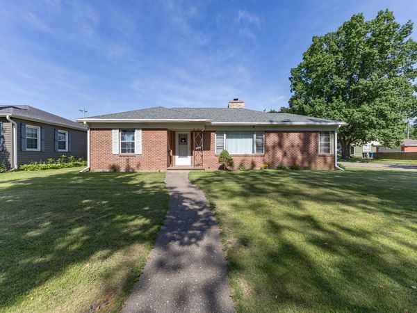 1030 N 3rd Street, Clinton, IA 52732