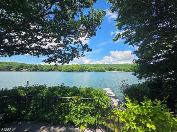 40 E Shore Dr, Hampton, NJ 07860