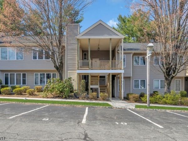 12 Augusta Dr, Clinton, NJ 08801