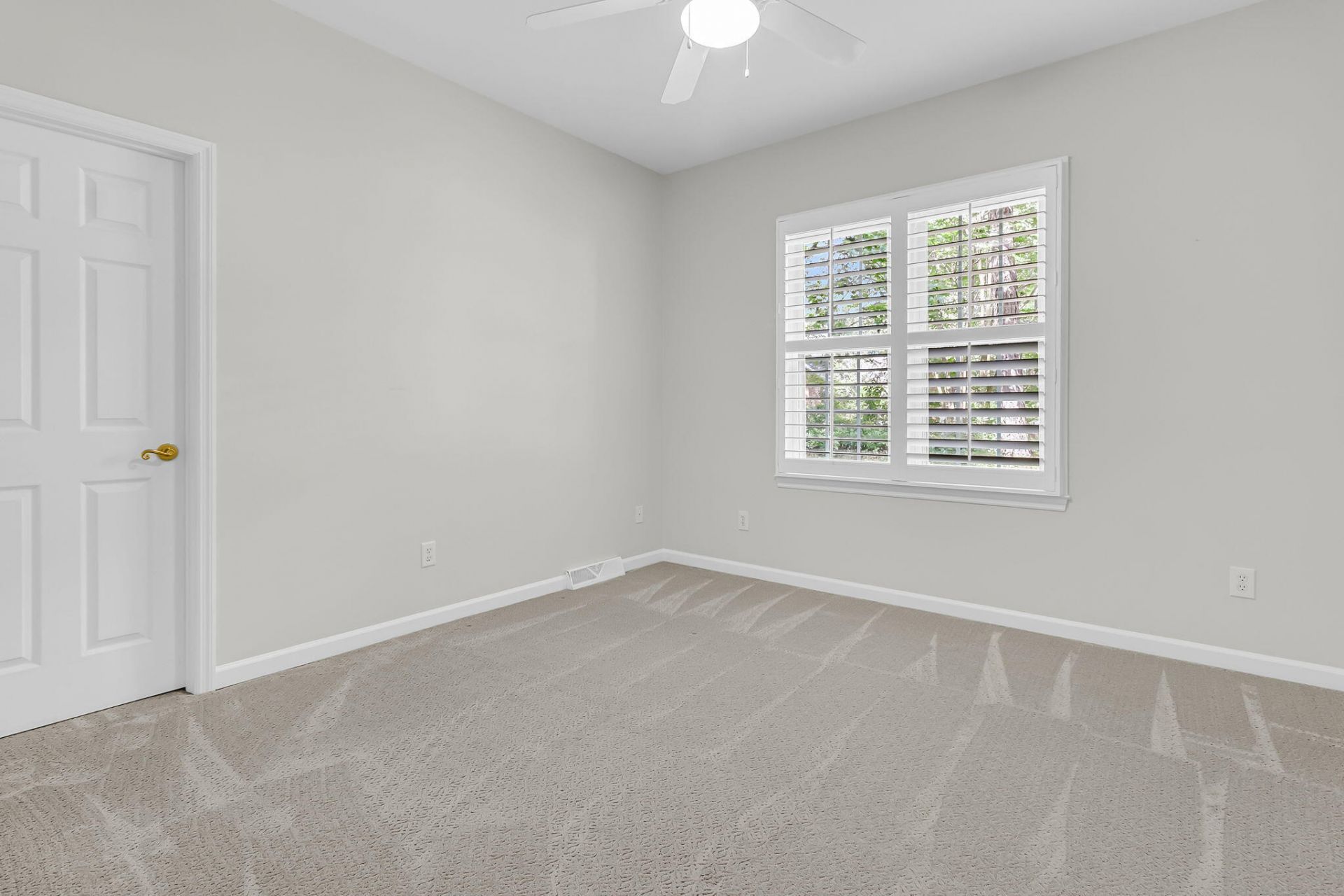 195 Prestwick Court Photo 33