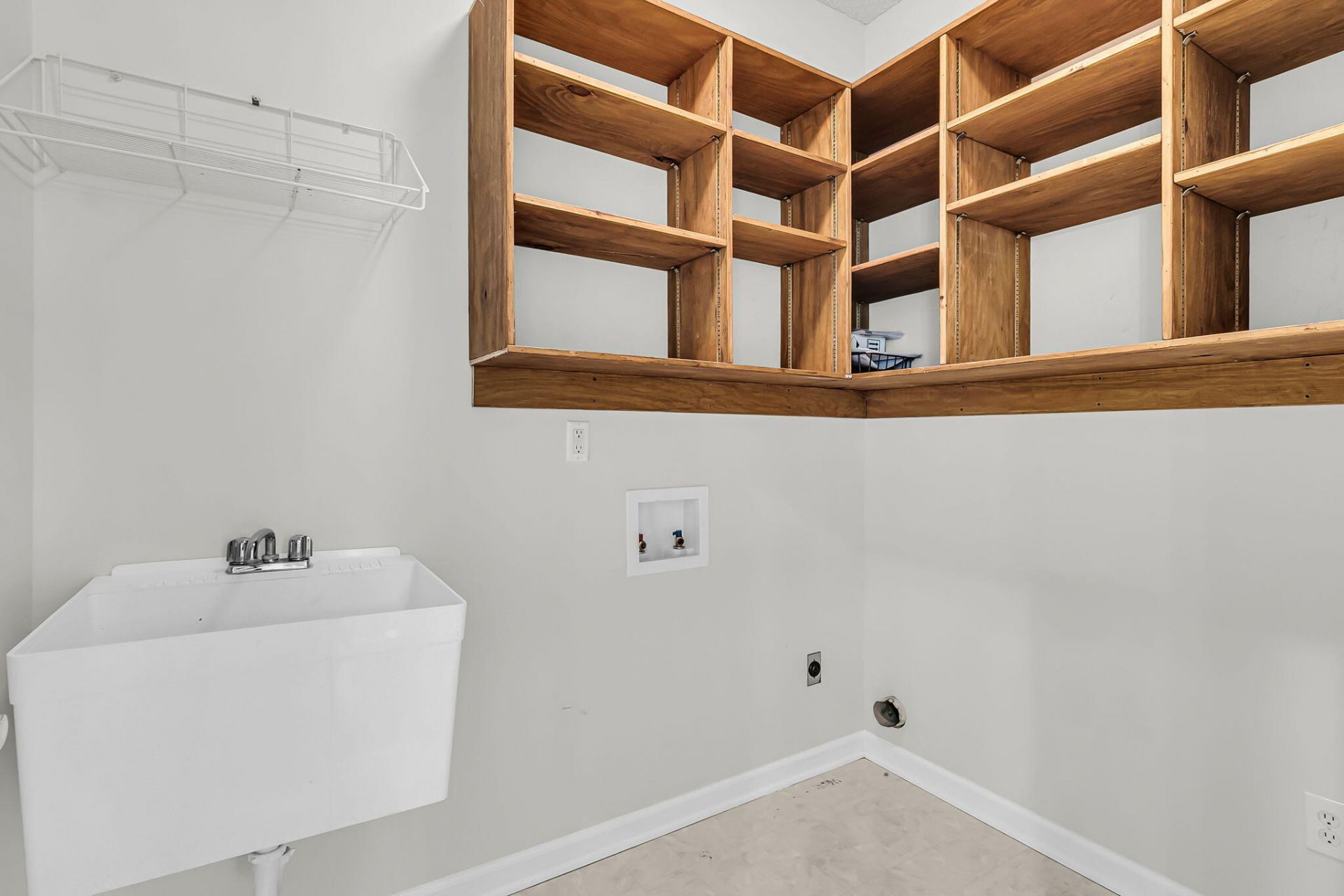 195 Prestwick Court Photo 36