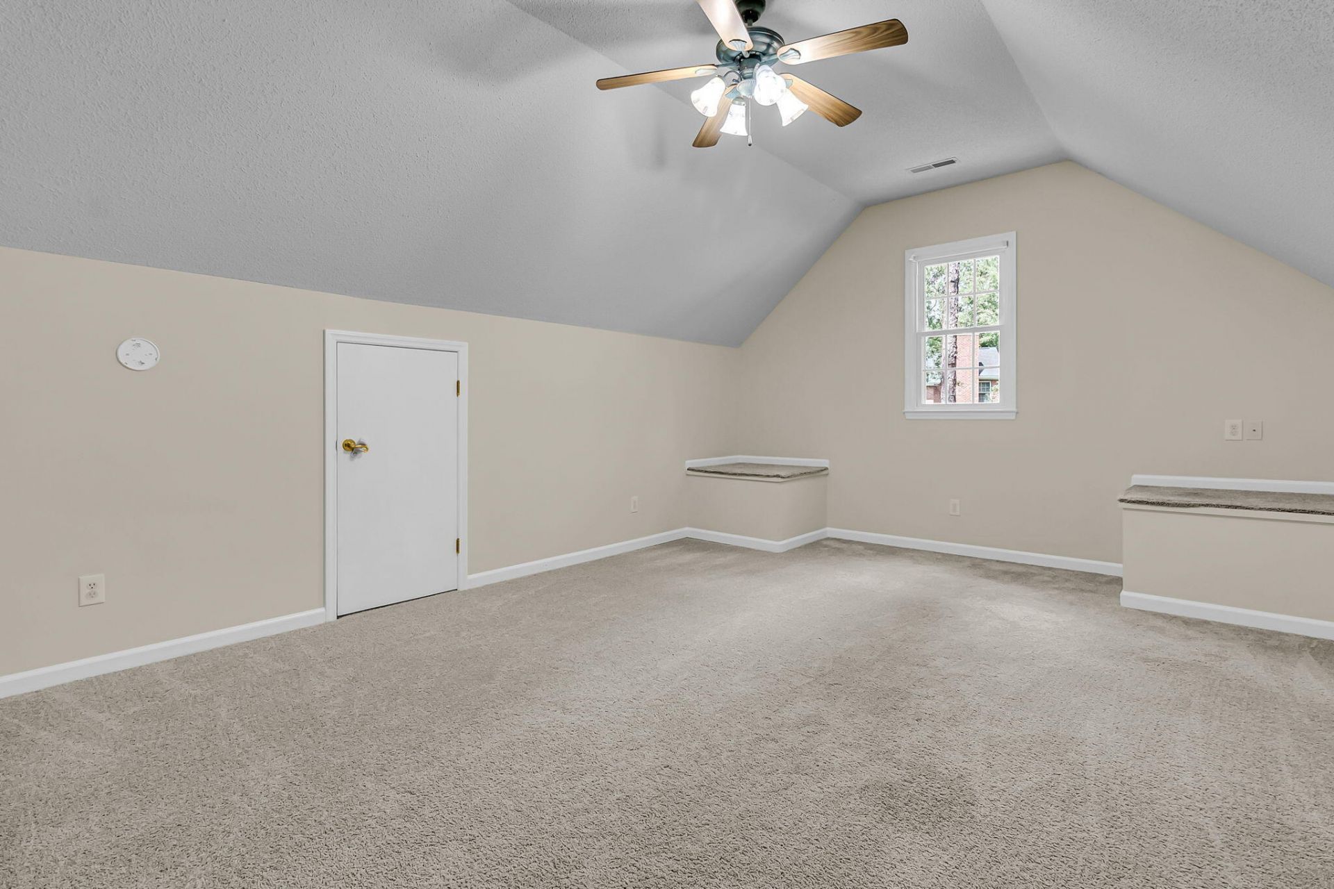 195 Prestwick Court Photo 37