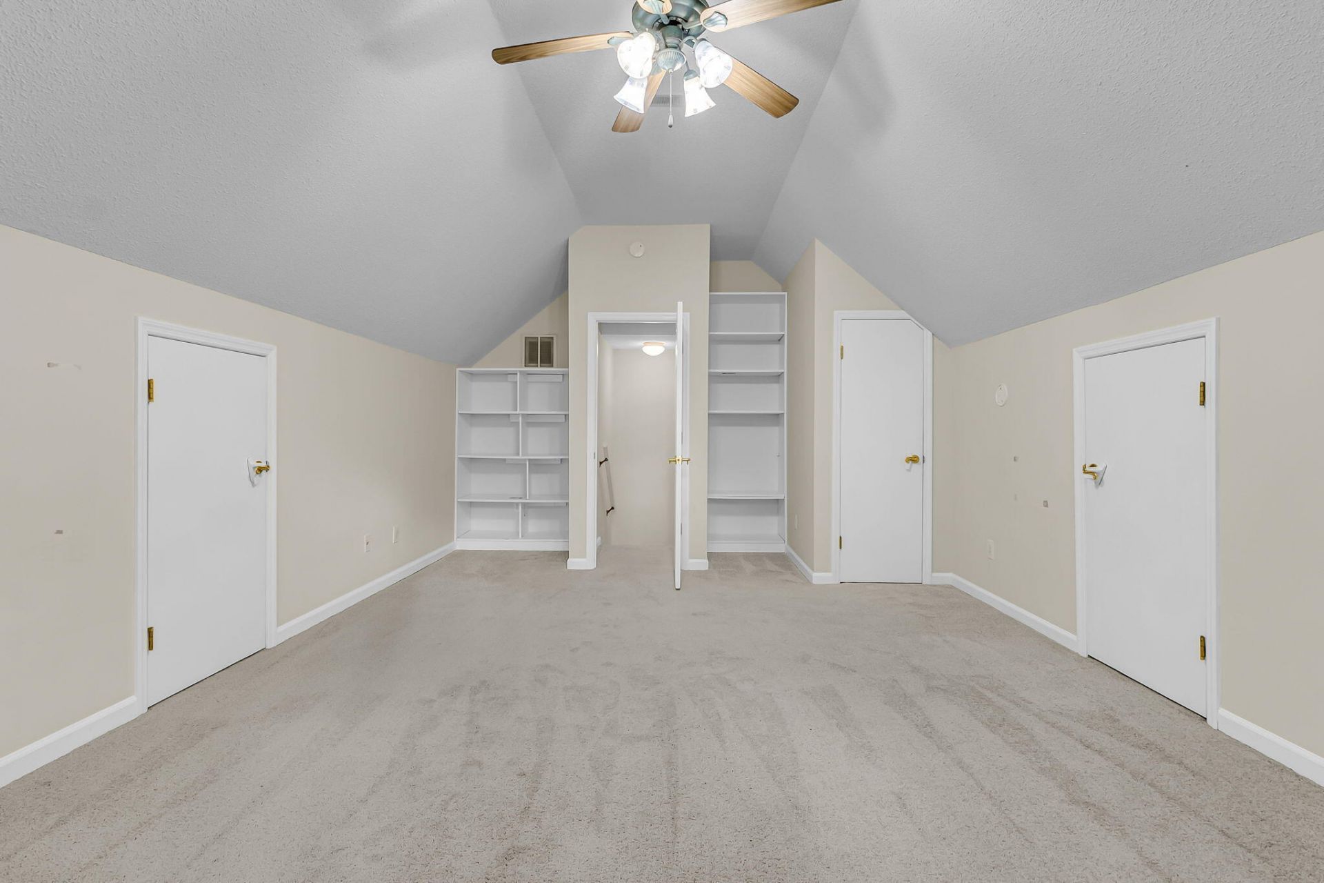 195 Prestwick Court Photo 38