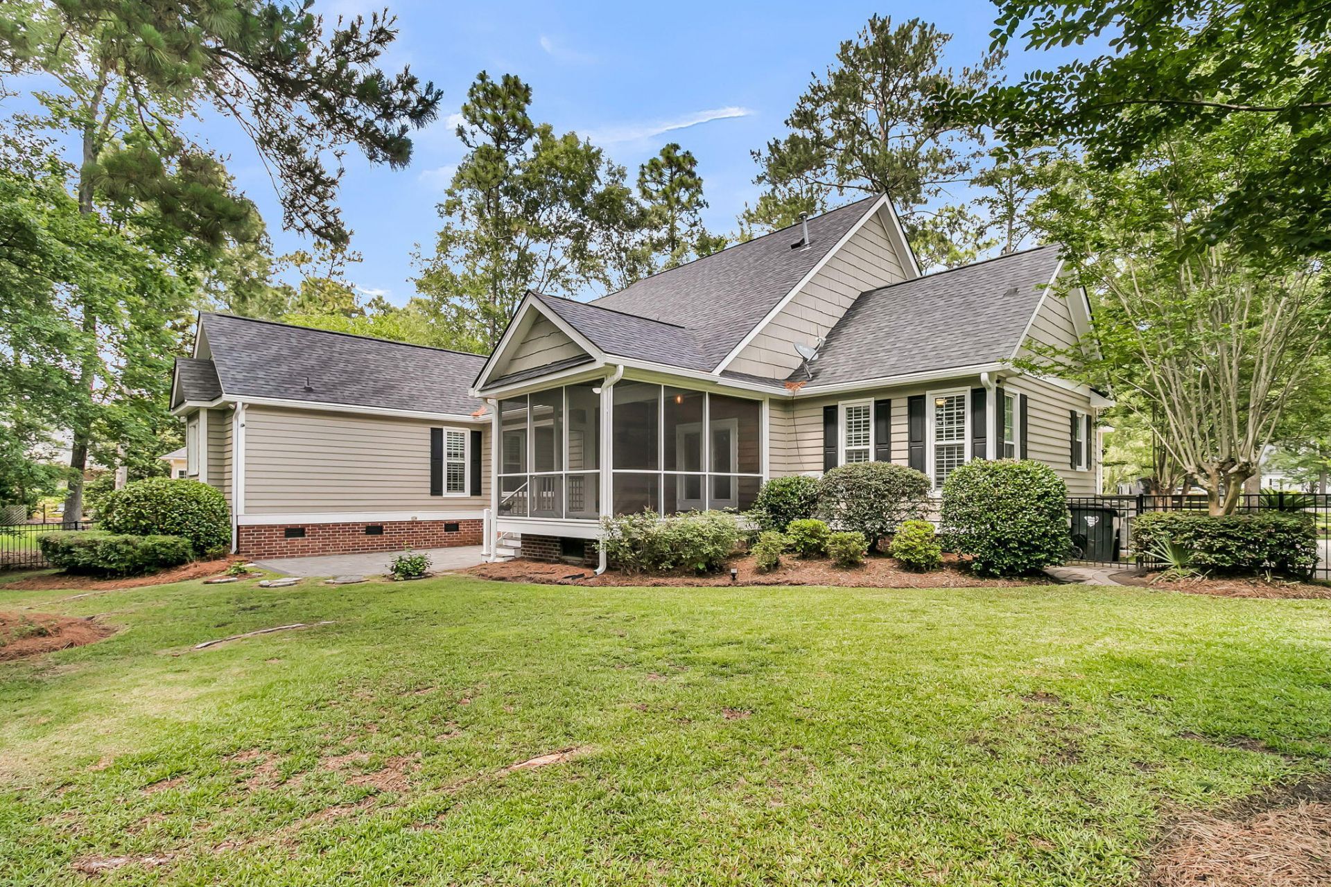 195 Prestwick Court Photo 46