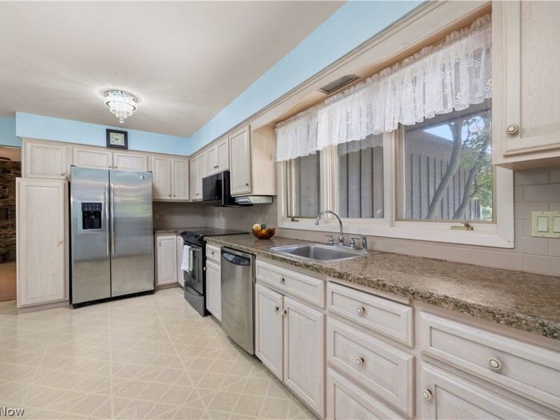 8636 Scarlet Oak Lane, Parma, OH 44130 Photo 5