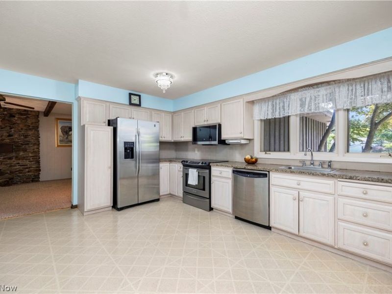 8636 Scarlet Oak Lane, Parma, OH 44130 Photo 7