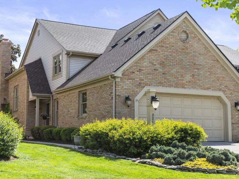2213 Partlow Drive, Columbus, OH 43220 Photo 2