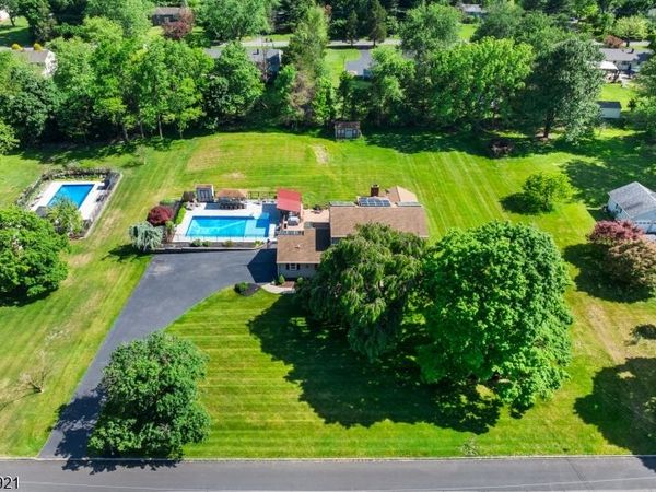 8 Garrett Dr, Raritan, NJ 08822