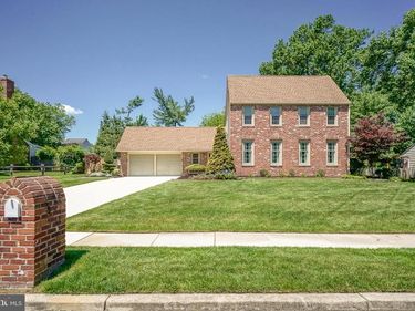 8 BRONDESBURY DRIVE, CHERRY HILL, NJ 08003