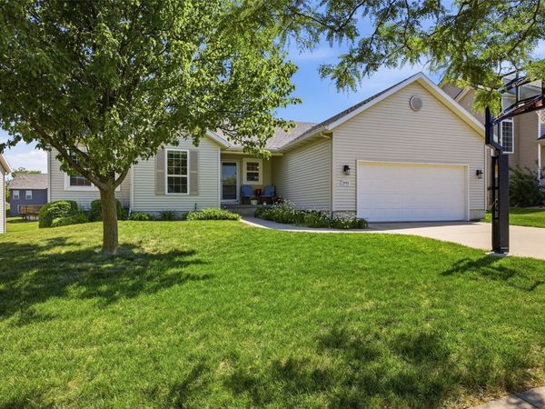 2113 Radcliffe Drive SW, Cedar Rapids, IA 52404
