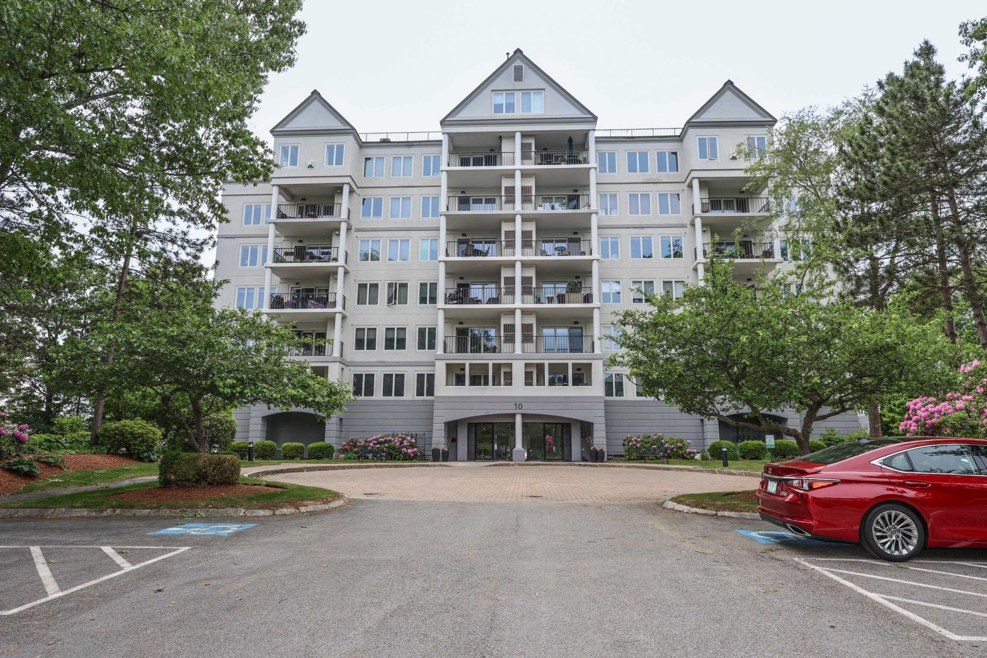 10 Mountain Laurels Drive Nashua, NH 03062