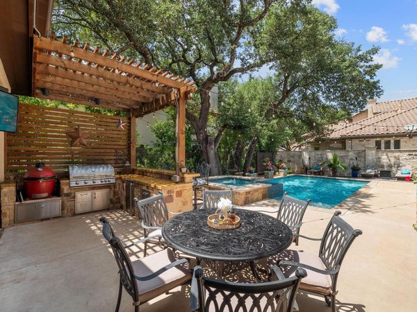 7 Sunview RD, The Hills, TX 78738