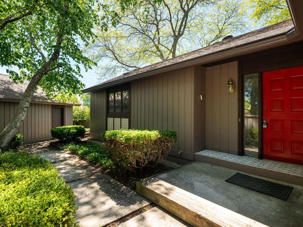 8 Pinewood Ct, Wind Point, WI 53402
