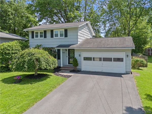 4027 Bay Park Drive , Liverpool, NY 13090